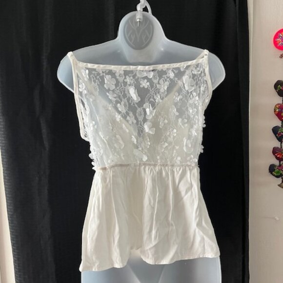 Pretty White Top - Picture 4 of 5